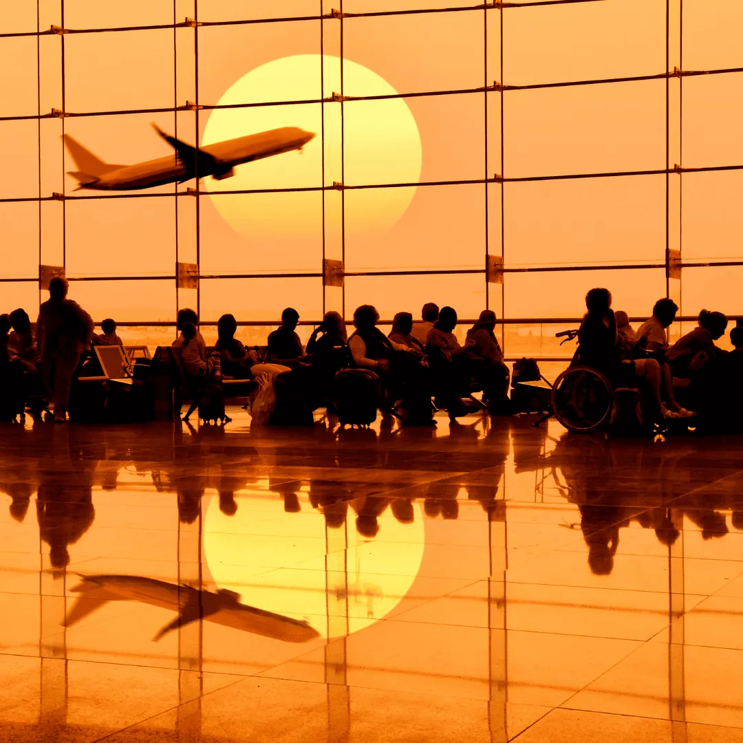 Hall d'aéroport au coucher du soleil, un avion au décollage