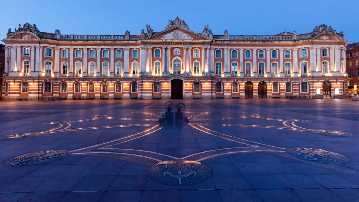 La place du Capitole à Toulouse à la tombée de la nuit